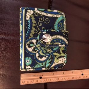 Vera Bradley Snappy Bi-Fold Wallet Paisley Rhythm & Blues 12001-113. NWOT